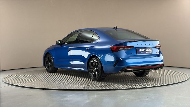 Škoda Octavia 2.0 TSI DSG RS - fotka 2 z 27