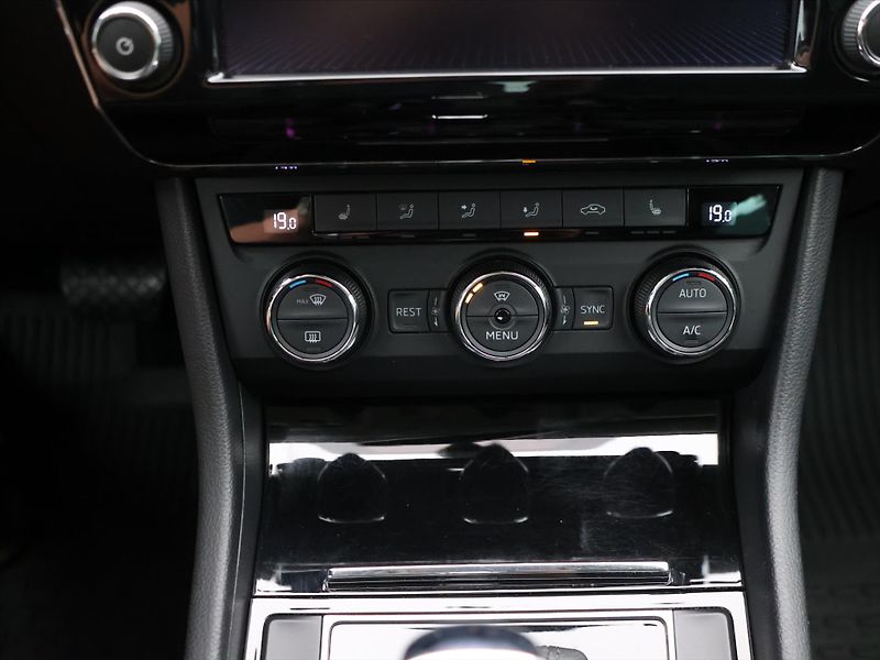 Škoda Superb 2,0 TDI 110kW DSG Style Plus - fotka 20 z 29