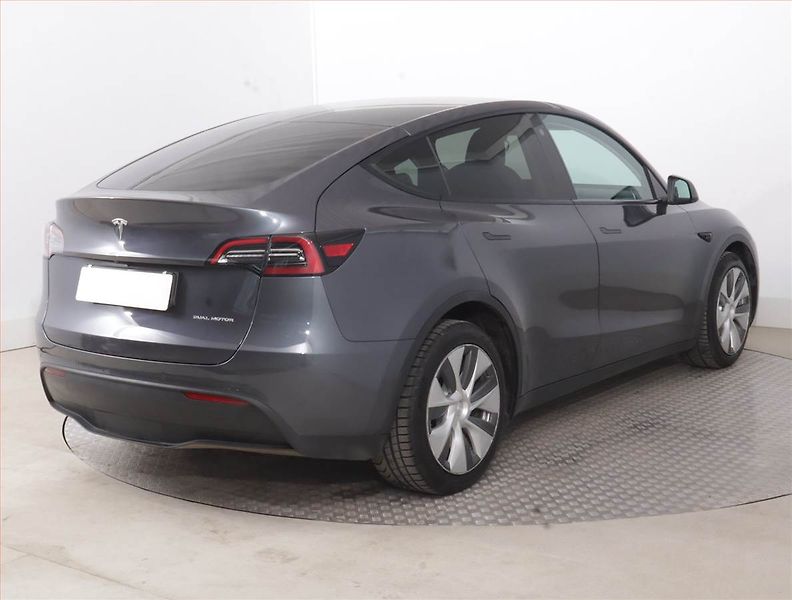 Tesla Model Y (2022) Long Range AWD 79kWh, SoH 89% - fotka 5 z 23