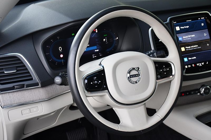 Volvo XC90 T8 AWD RECHARGE 7MÍST 1M  - fotka 16 z 38