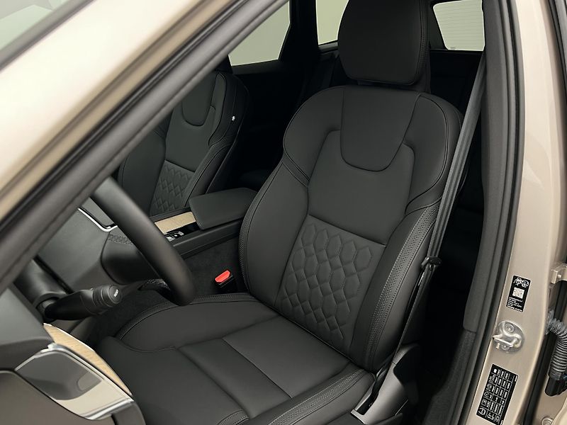 Volvo XC60 B5 AWD DARK PLUS AUT CZ - fotka 18 z 49