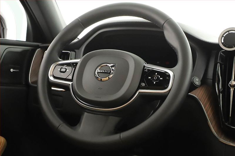 Volvo XC60 (2023) D5 AWD - fotka 19 z 20