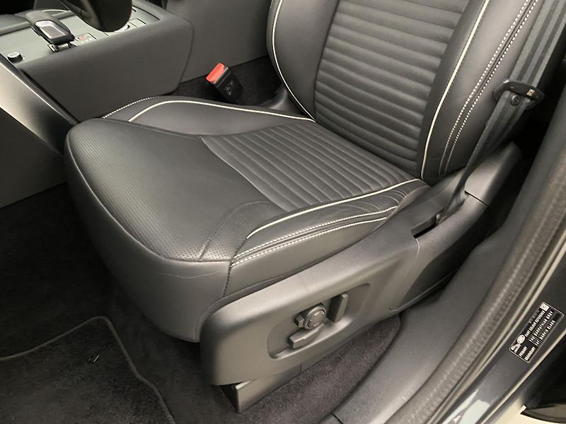 Land Rover Discovery D300 SE R-DYNAMIC AWD AUT - fotka 16 z 39