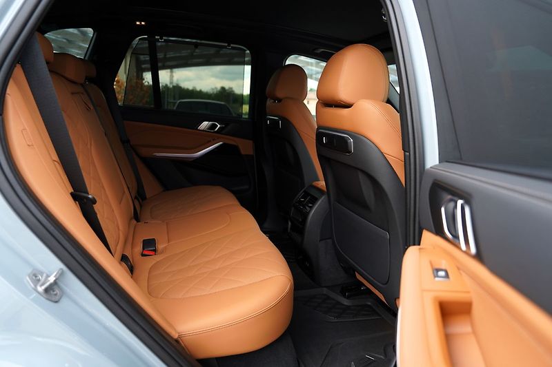 BMW X5 M60i xDrive/AT9/21/530 PS - fotka 32 z 45