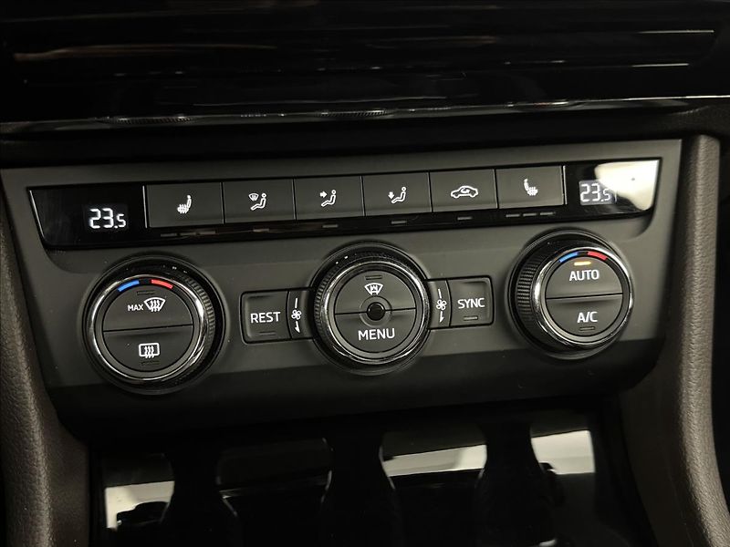 Škoda Superb 2,0 TDi 110kW L&K DPH ACC DCC - fotka 29 z 56