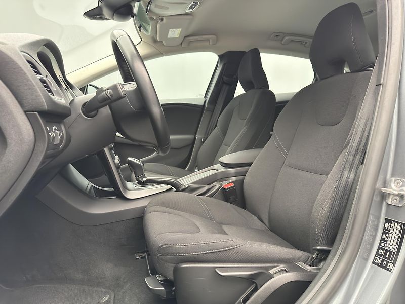 Volvo V40 T2 MOMENTUM AUT - fotka 4 z 41