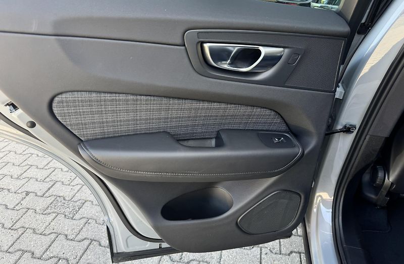 Volvo XC60 B5 AWD (benzín) CORE 1.maj. - fotka 14 z 46