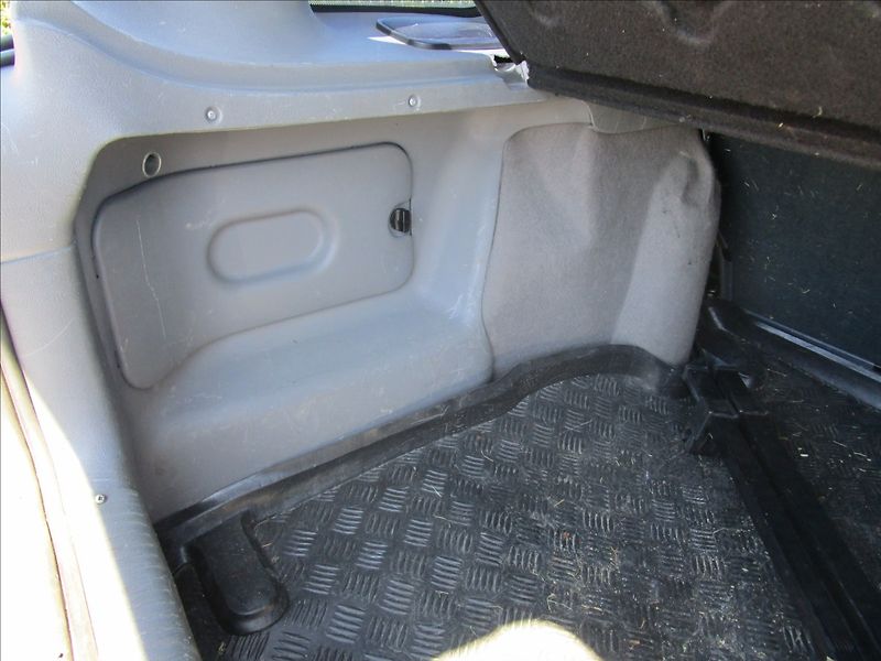 Škoda Felicia Combi 1.6MPi LX, Klima, 2. maj - fotka 31 z 40