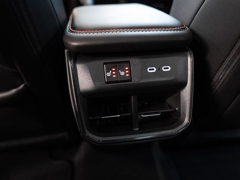 Dodge Charger (2026) 3.0 Scat Pack 4D AWD 550HP - fotka 32 z 36