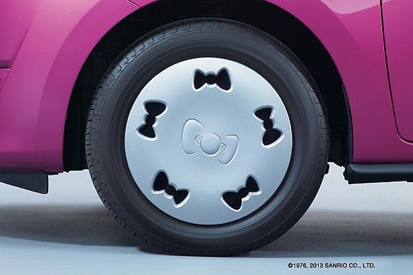 Mitsubishi Mirage ve stylu Hello Kitty.