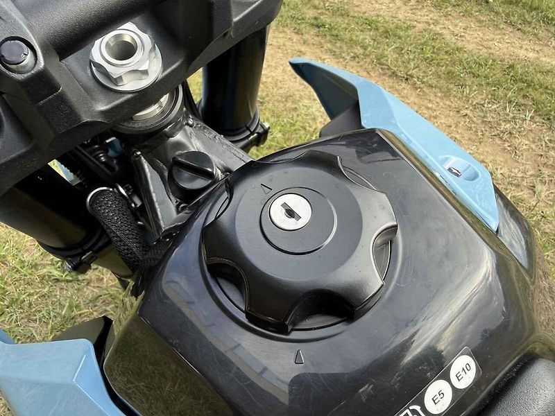 DR-Z4SM je čistokrevný silniční motard, jakých dnes na trhu mnoho nenajdete.