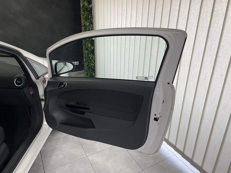 Opel Corsa 1.2 i AUTOMAT REZERVACE  - fotka 12 z 20