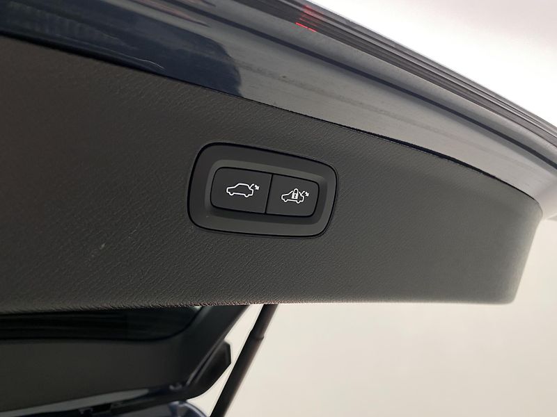 Volvo XC90 (2025) T8 AWD Plug-in DARK ULTRA - fotka 23 z 75