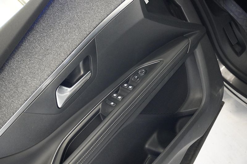 Peugeot 5008 1.6 E-THP ALLURE AUT. - fotka 11 z 32