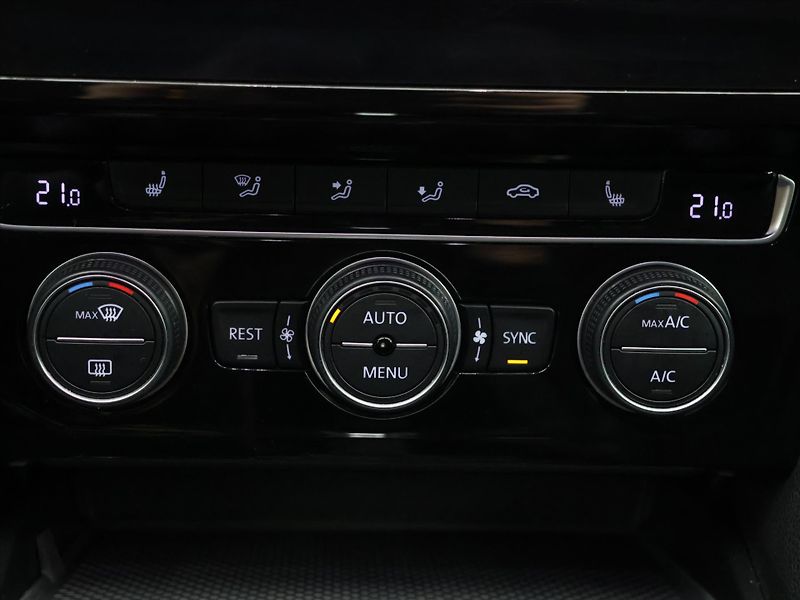 Volkswagen Passat 2,0 TDI 140kW CZ R-line DPH - fotka 23 z 31