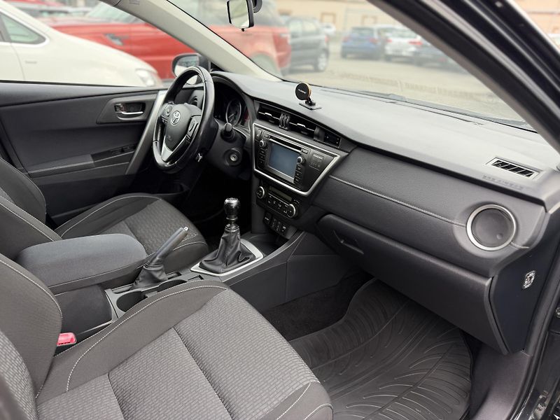 Toyota Auris 1.6i, kamera, tažné - fotka 10 z 17