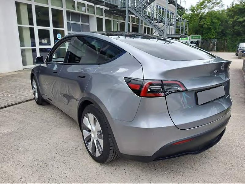 Tesla Model Y (2023) Long Range AWD – 514 HP, 4×4 - fotka 4 z 11