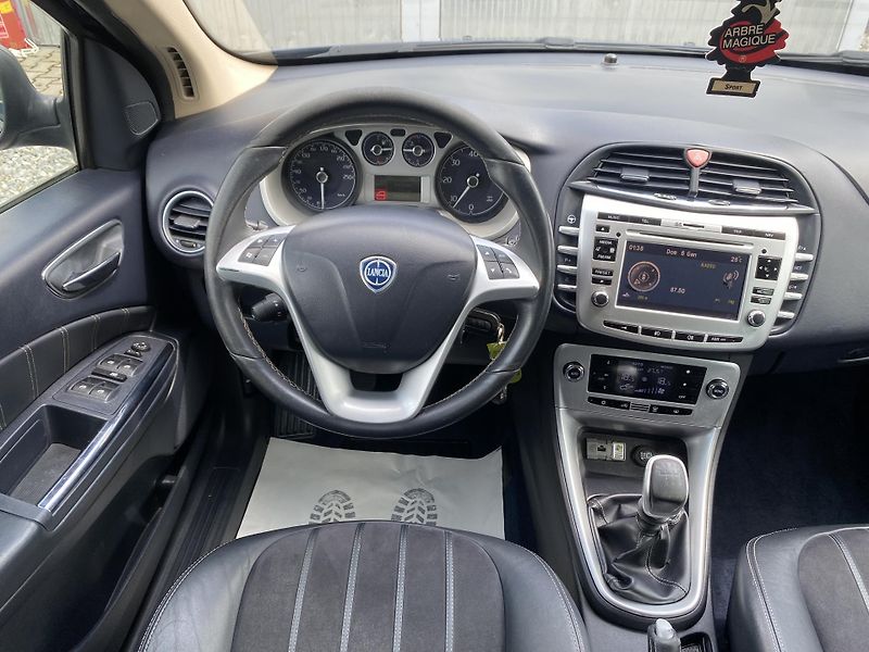 Lancia Delta 2.0JTD 165PS SPORT NAVI SERVIS - fotka 105 z 169