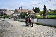 Historická vozidla a motorky projely v sobotu Českým lesem v rámci vyjížďky zvané Po pašeráckých stezkách.