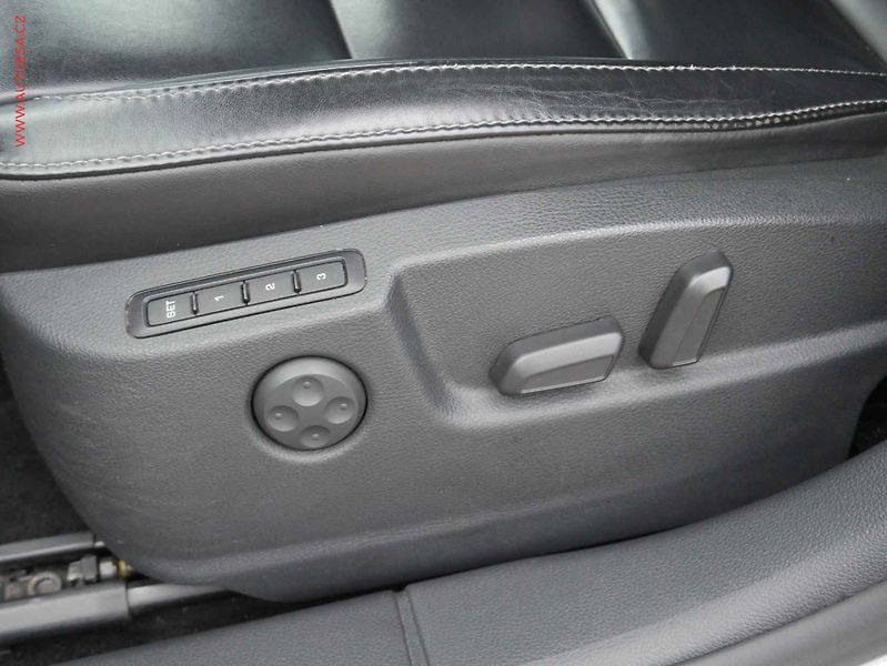 Škoda Superb (2014) 2.0 TDi 4x4, DSG, panor, navi - fotka 17 z 19