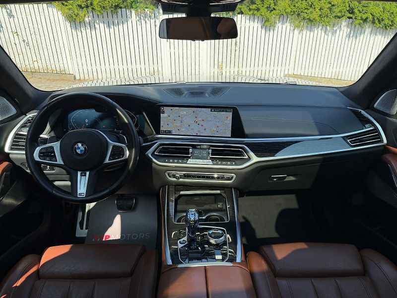 BMW X7 40xD-INDIVID-MASÁŽE-R21-B&W-ČR - fotka 12 z 40