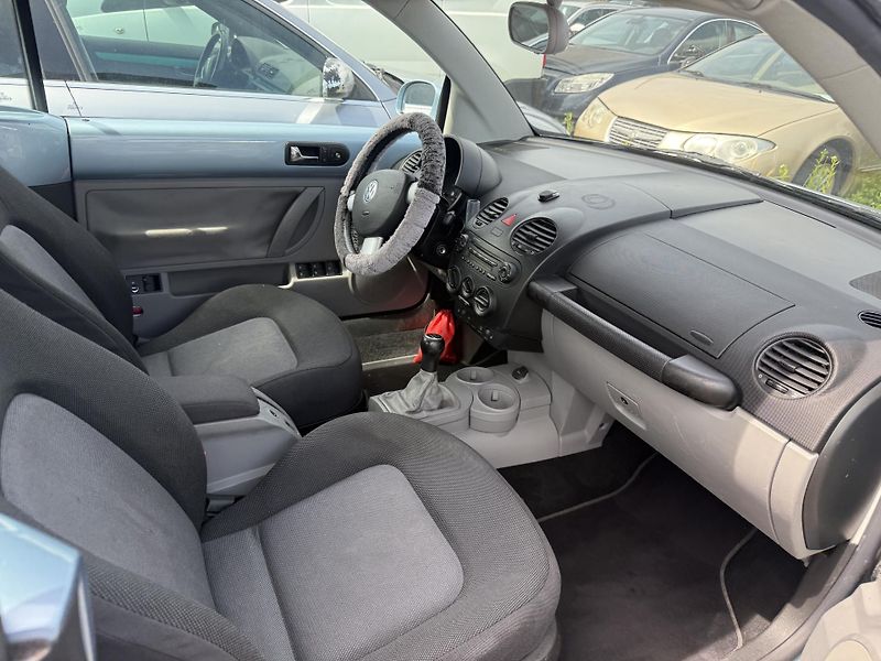 Volkswagen New Beetle (2003) Kabroušek 1.6 75kw - fotka 10 z 15