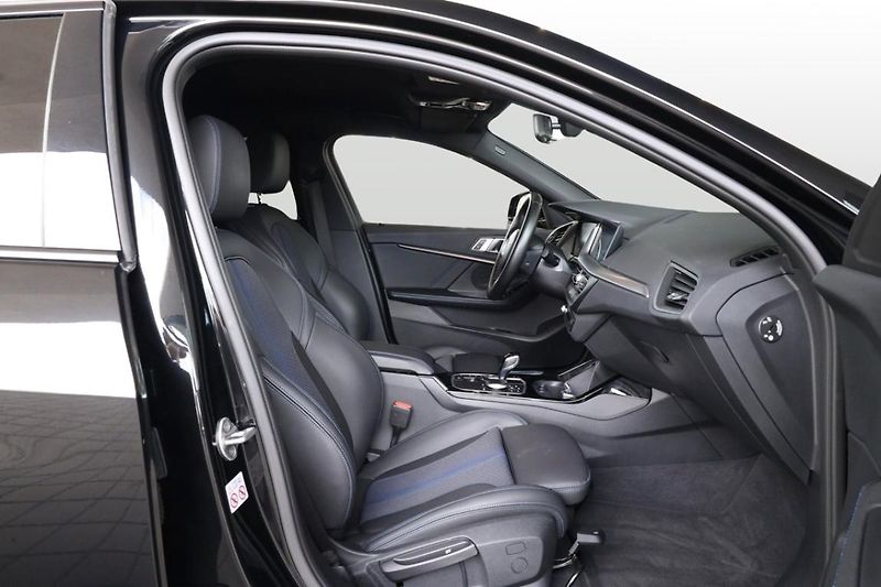 BMW Řada 1 118i - fotka 18 z 21