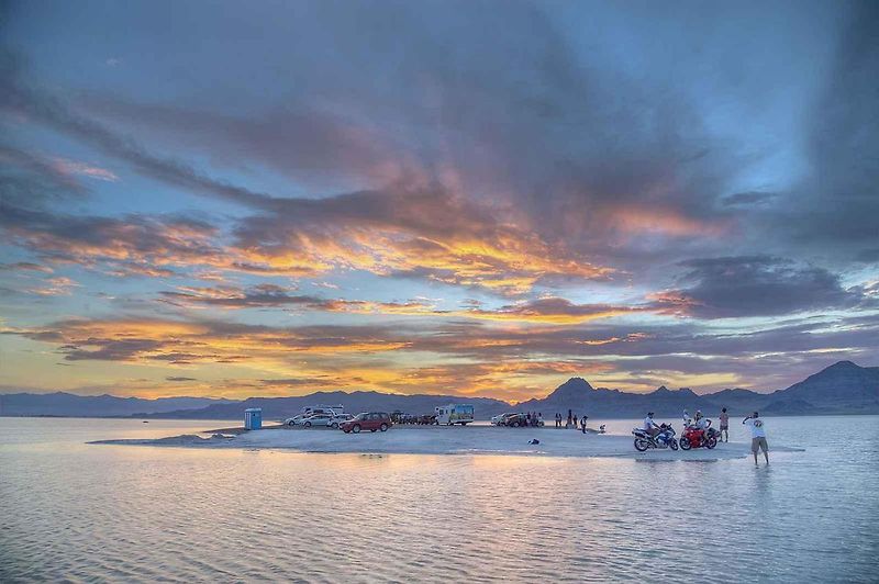 Vítejte v Bonneville Salt Flats! Cedule, která vítá návštěvníky solného jezera, kde se dosahuje rychlostních rekordů.