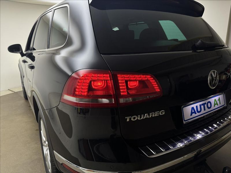 Volkswagen Touareg 3,0 ACC 360° TZ PEČLIVÝ SERVIS - fotka 44 z 49