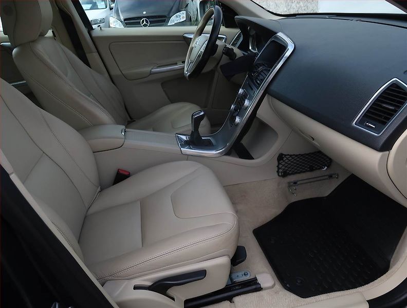 Volvo XC60 (2016) D3, Serv.kniha, Kůže, Navi - fotka 9 z 23
