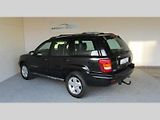Jeep Grand Cherokee je aute pro zimu ideální. Je tak strašně těžké, že ho nějaká břečka na silnici nemůže rozhodit. Podmínkou jsou ale dobré zimní pneumatiky.