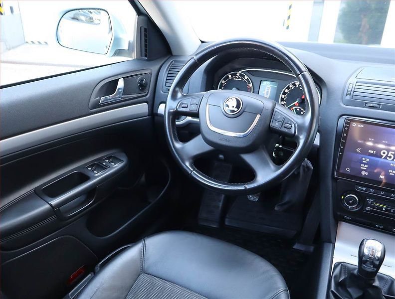 Škoda Octavia (2010) 1.2 TSI, Navi, Tempomat - fotka 7 z 16