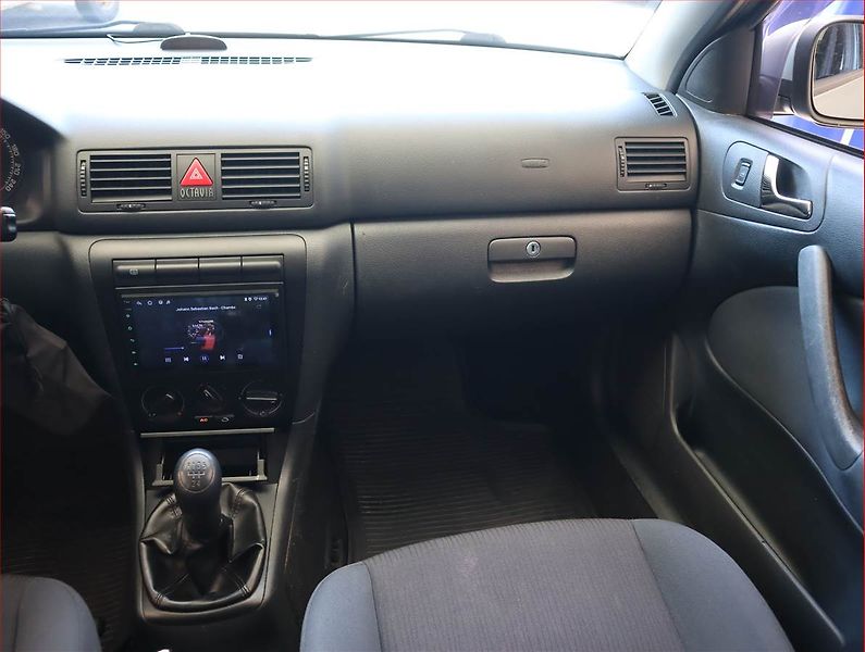 Škoda Octavia (2009) 1.6, Serv.kniha, Park. senzory - fotka 8 z 14