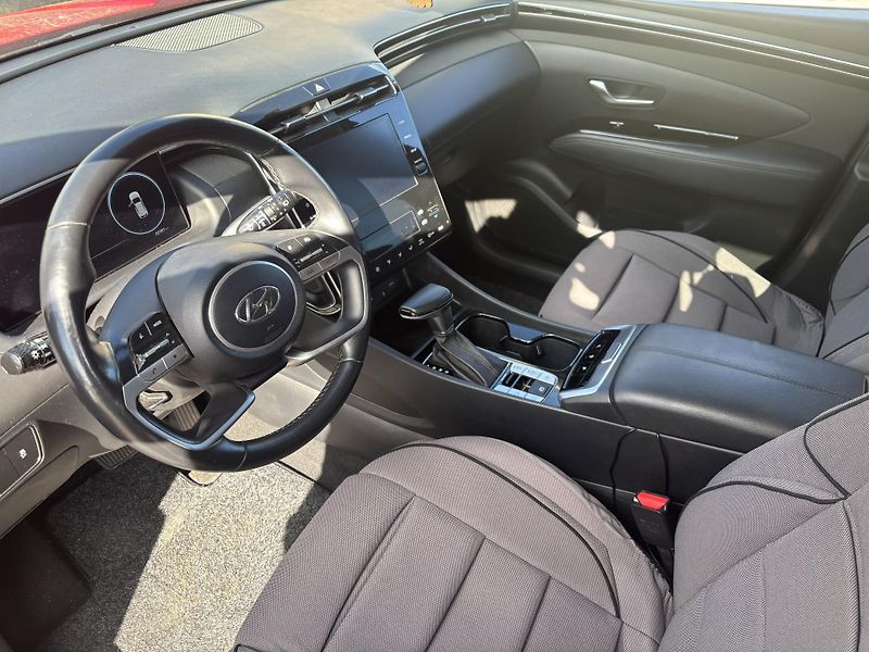 Hyundai Tucson (2022) 1.6 T-GDI/AT/1M.ČR/NAVI/ZÁRUKA - fotka 18 z 36