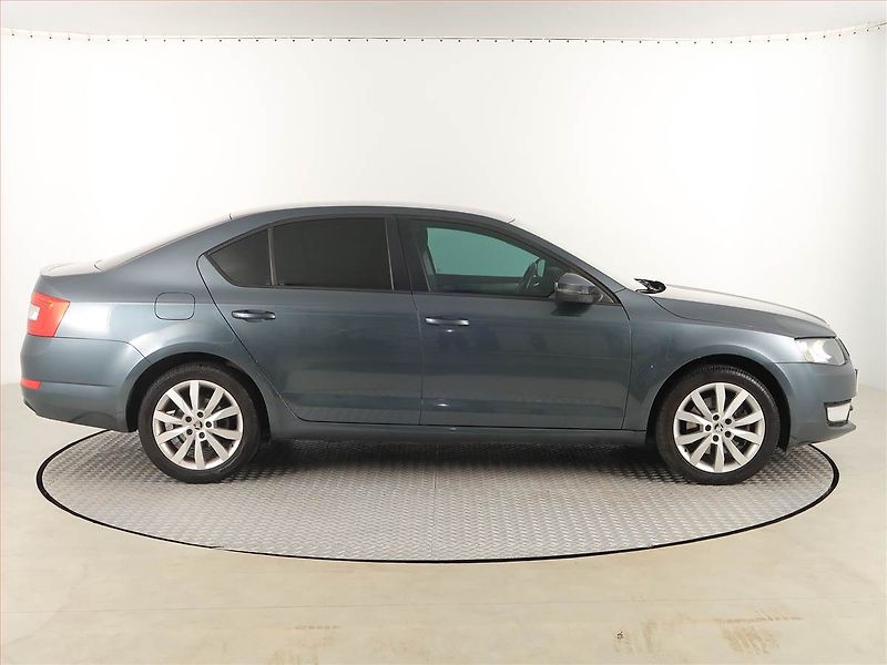 Škoda Octavia (2014) Ambition 1.8 TSI, Tempomat - fotka 6 z 17