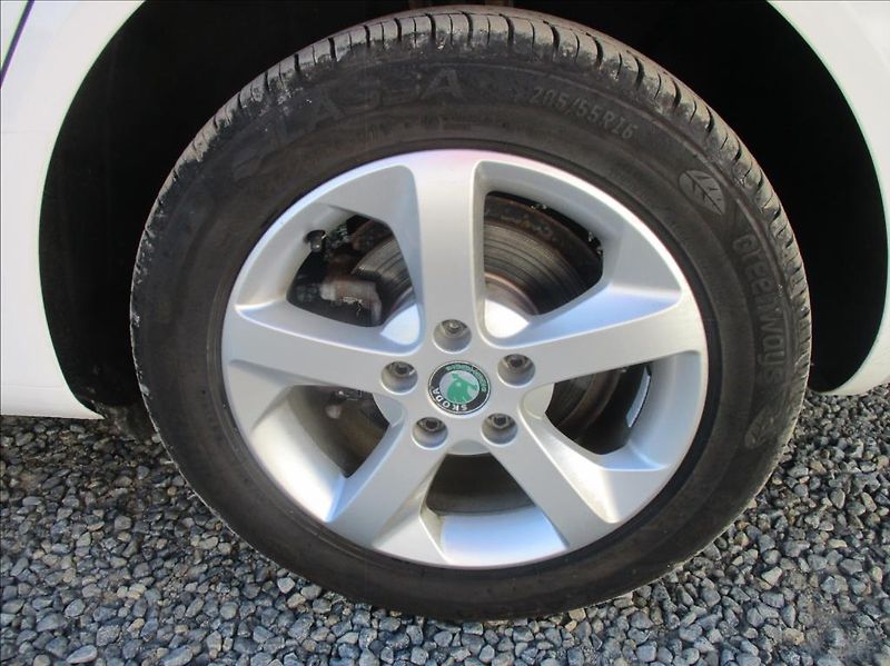 Škoda Octavia 1,4 TSi, Navi,aut.klima,servis - fotka 32 z 45