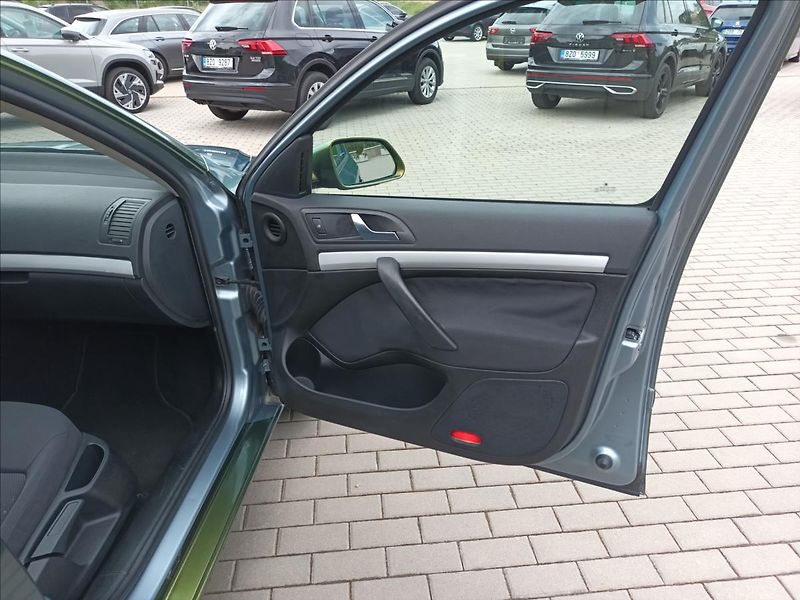 Škoda Octavia 1,6 MPI,75KW,KLIMA,KOLA - fotka 24 z 35