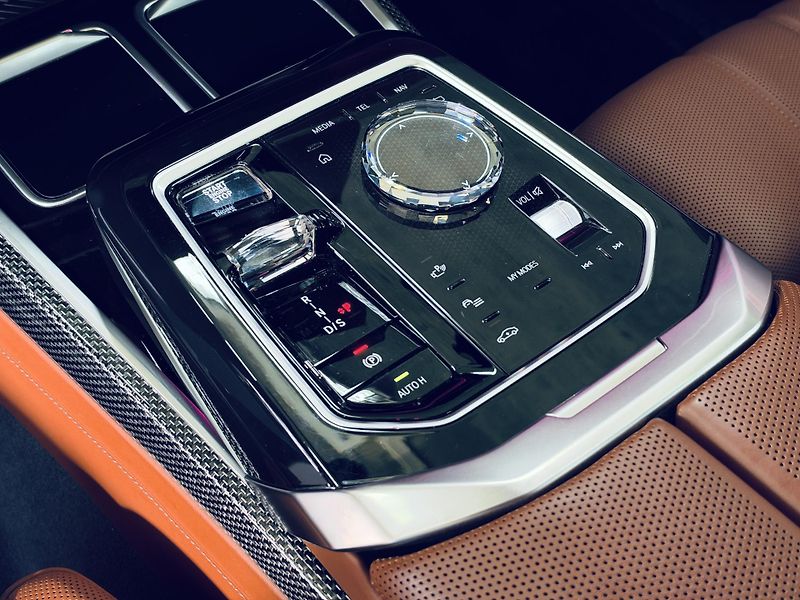 BMW Řada 7 (2023) 750e*ZÁRUKA*TV*MAX.VÝBAVA - fotka 23 z 46
