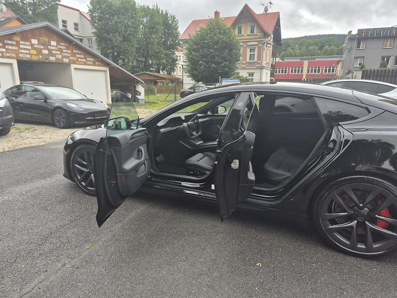 Tesla Model S PLAID PERFORMANCE - fotka 13 z 47