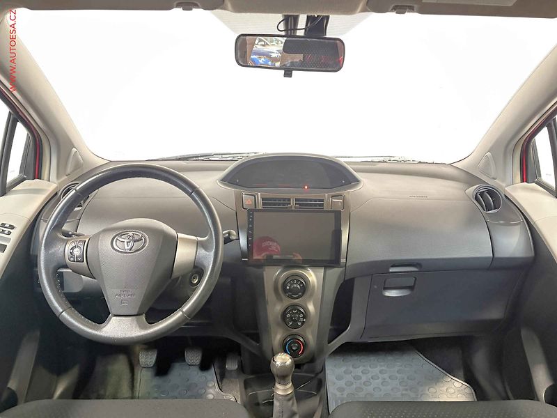 Toyota Yaris (2010) 1.0 i, ČR, STK10/28, AC - fotka 8 z 15