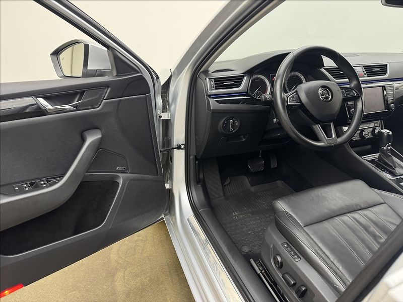 Škoda Superb 2,0 DSG L&K DPH NZ.TOP DCC TZ - fotka 32 z 49