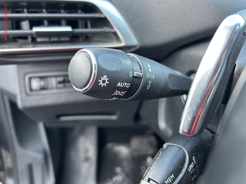 Peugeot 3008 (2018) 1.2 PT, Allure, AT, navi - fotka 16 z 24