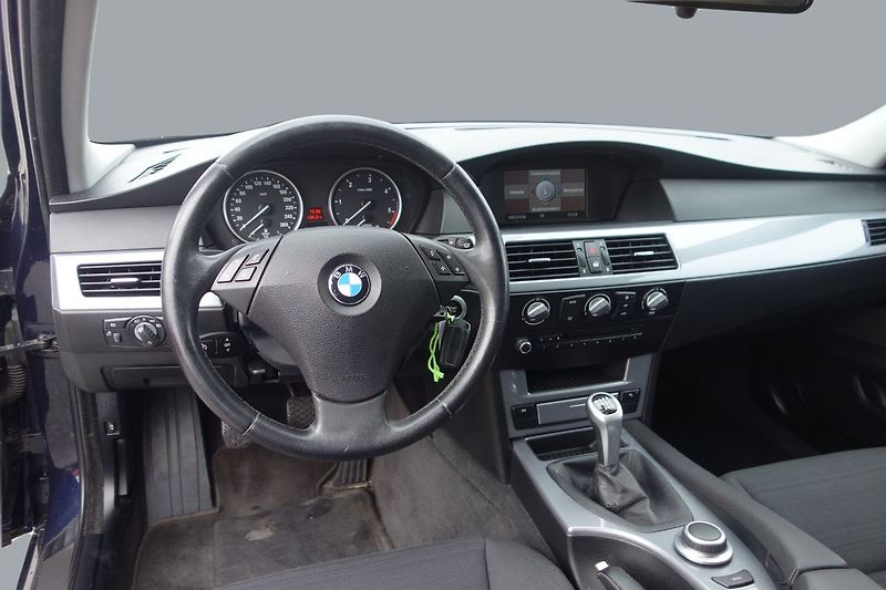 BMW Řada 5 530d PĚKNÝ !!! SERV.KNIHA ! - fotka 21 z 29