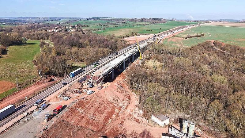Stavba dálnice D7 Praha - Chomutov mezi Knovízem ve Středočeském a Panenským Týncem v Ústeckém kraji.
