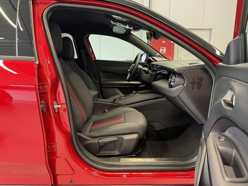 Alfa Romeo Junior (2025) Speciale Elettrica 54 kWh - fotka 19 z 26