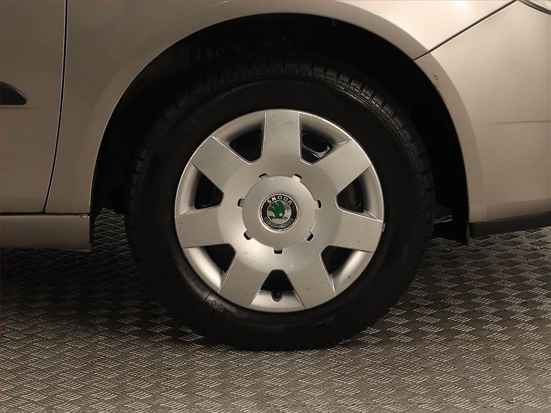 Škoda Fabia (2009) 1.2 12V, nová STK, rezervace - fotka 14 z 17