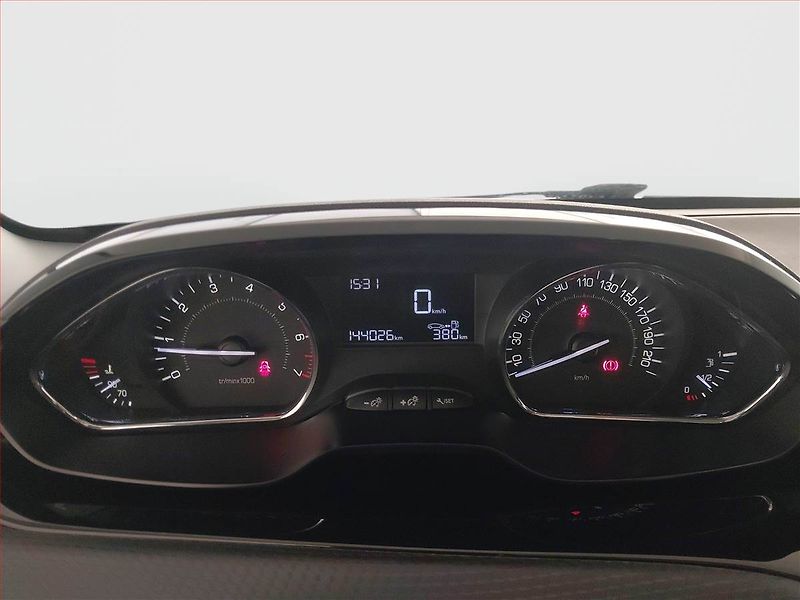 Peugeot 2008 (2014) Active 1.2 PureTech - fotka 11 z 16