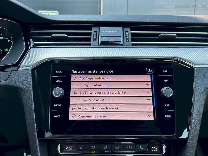 Volkswagen Passat (2024) 2.0 TDI BMT 140kW DSG R-Line - fotka 17 z 35