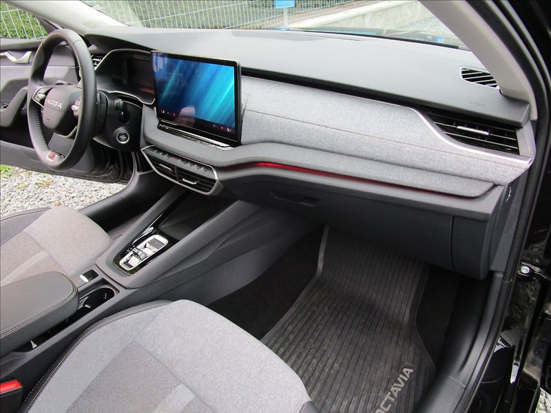 Škoda Octavia Combi 2.0TDi DSG Selection - fotka 22 z 59