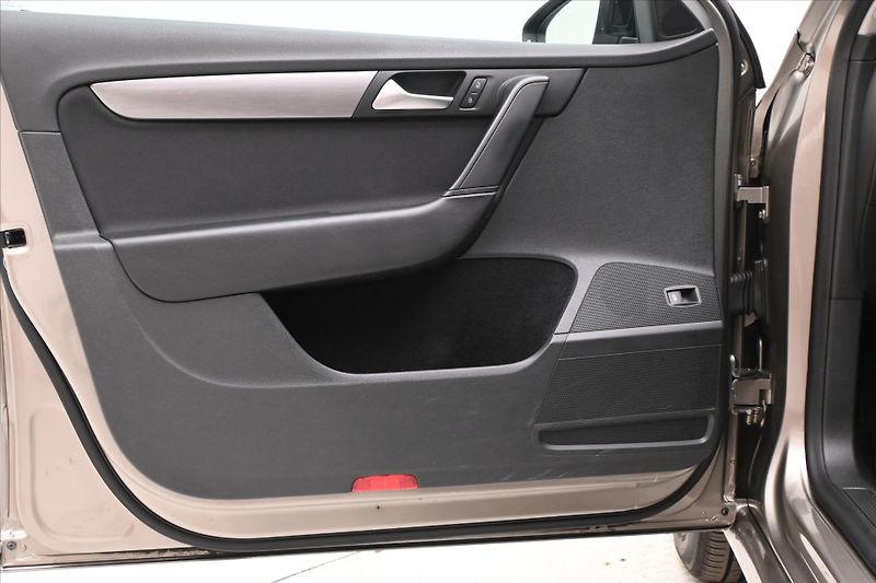 Volkswagen Passat 2,0 TDI 103kW Business Edition - fotka 24 z 31